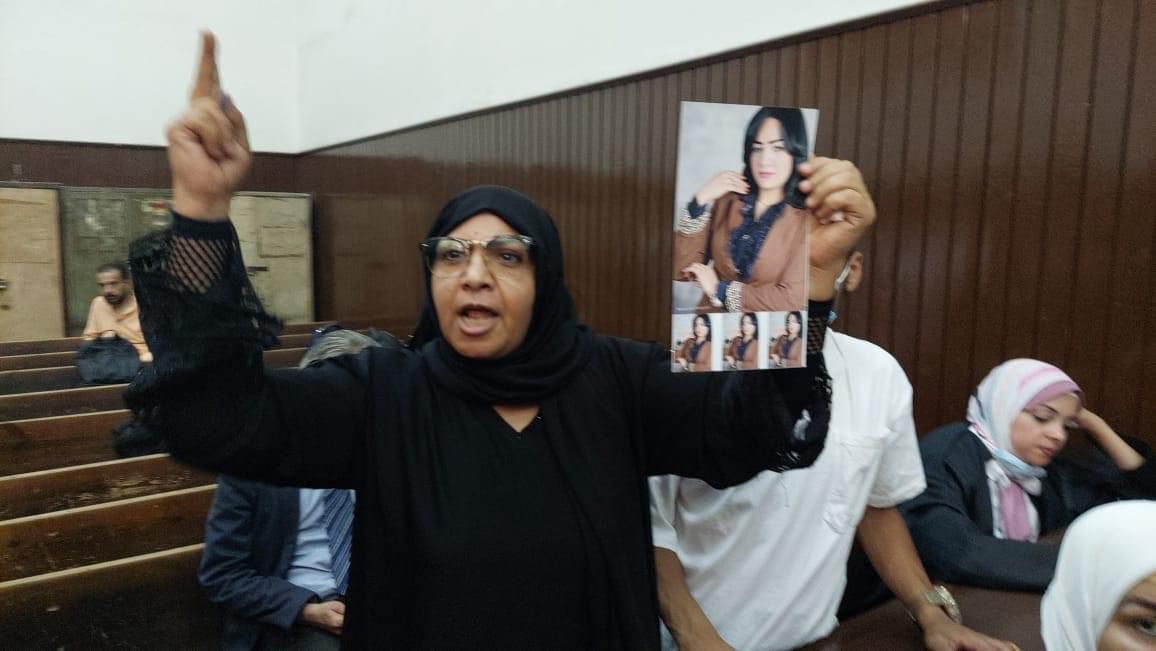 والدة الإعلامية شيماء جمال من المحكمة