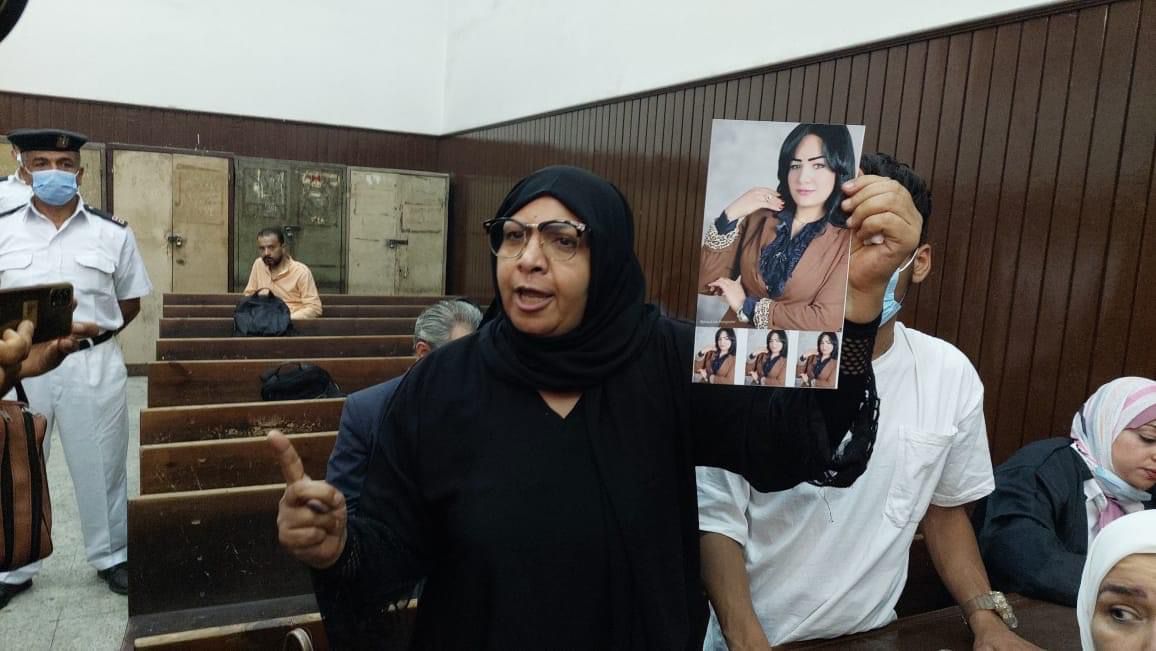 والدة المذيعة شيماء جمال داخل المحكمة