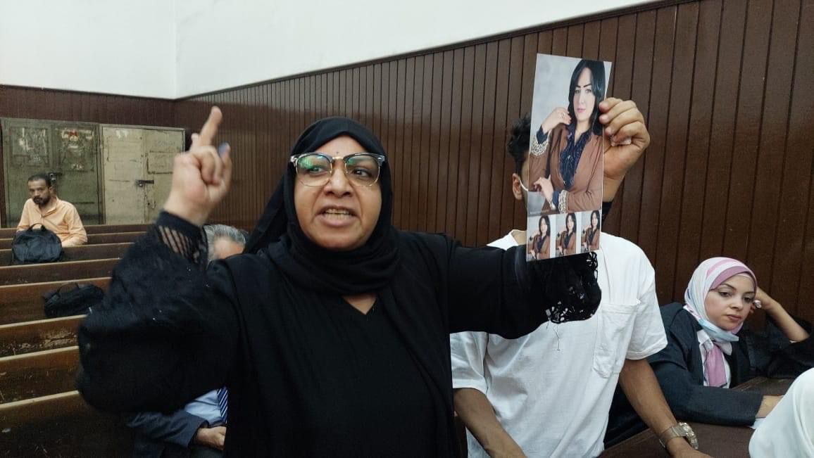والدة المذيعة شيماء جمال من داخل المحكمة