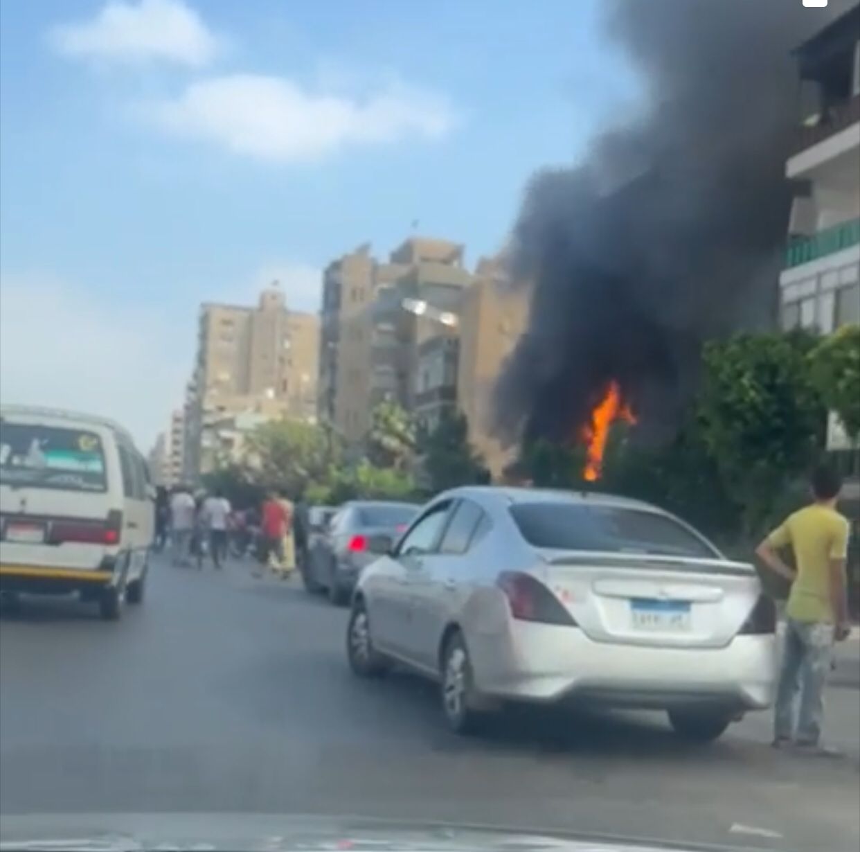 شلل مروري بشارع عباس العقاد إثر اندلاع حريق بمحل تجاري (صور)