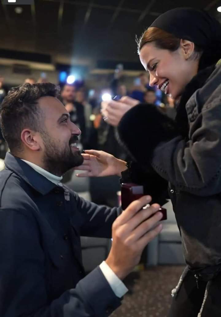 كنت مخبيكي في قلبي زي الطفل.. اليوتيوبر عمرو راضى يتقدم لخطوبة حبيبته داخل السينما | موقع بصراحة الإخباري