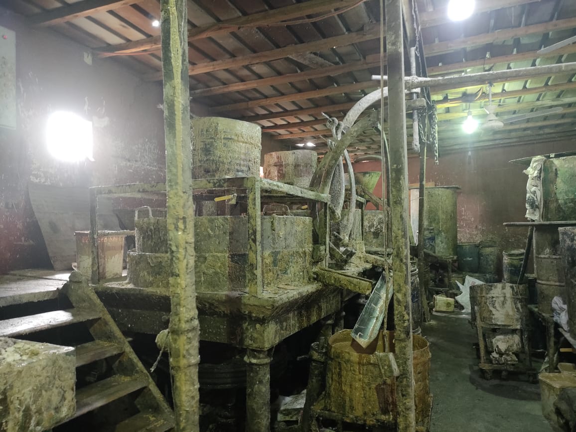 ضبط مصنع في الجيزة لإنتاج الطحينة من بودرة السيراميك وقشور الفول السوداني  (صور)