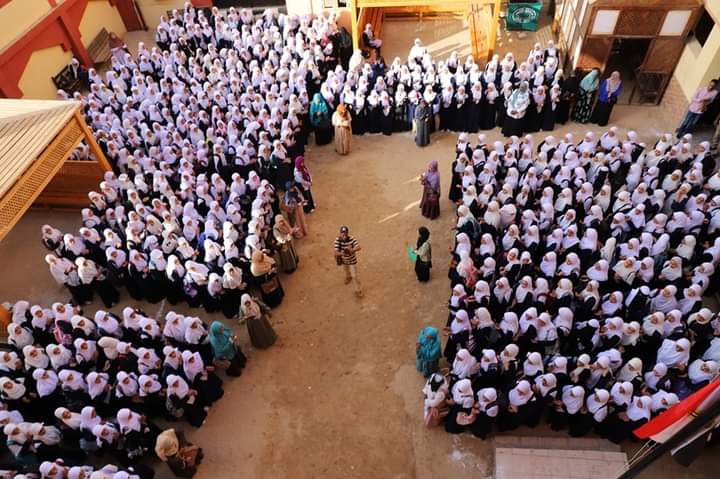 بالزي الأزهري.. طالبات المعاهد يزينّ طابور الصباح في بداية العام الدراسي  الجديد (صور)