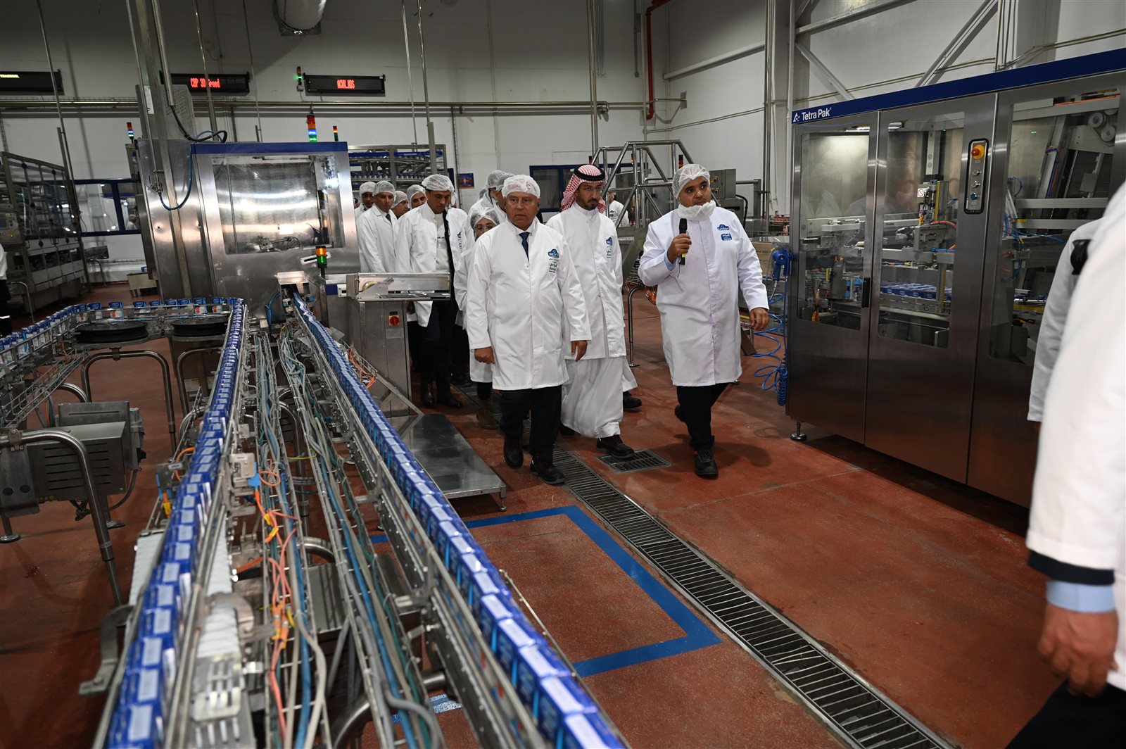 وزير الصناعة والنقل خلال افتتاح خطي إنتاج أجبان