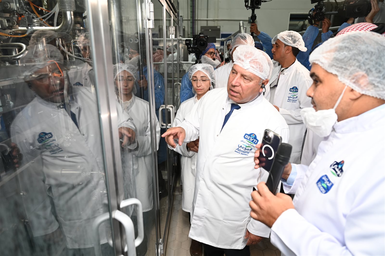 وزير الصناعة والنقل خلال افتتاح خطي إنتاج أجبان