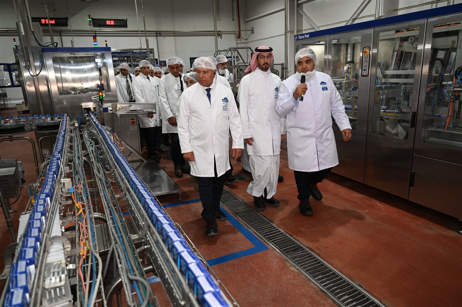 وزير الصناعة والنقل خلال افتتاح خطي إنتاج أجبان