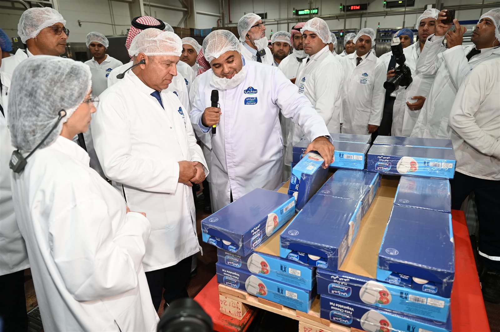وزير الصناعة والنقل خلال افتتاح خطي إنتاج أجبان