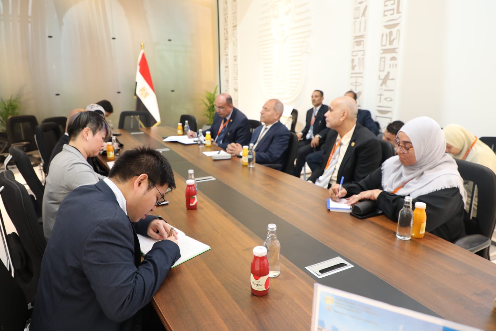  محافظ القاهرة يلتقي نائب المدير التنفيذي لمركز المدن  