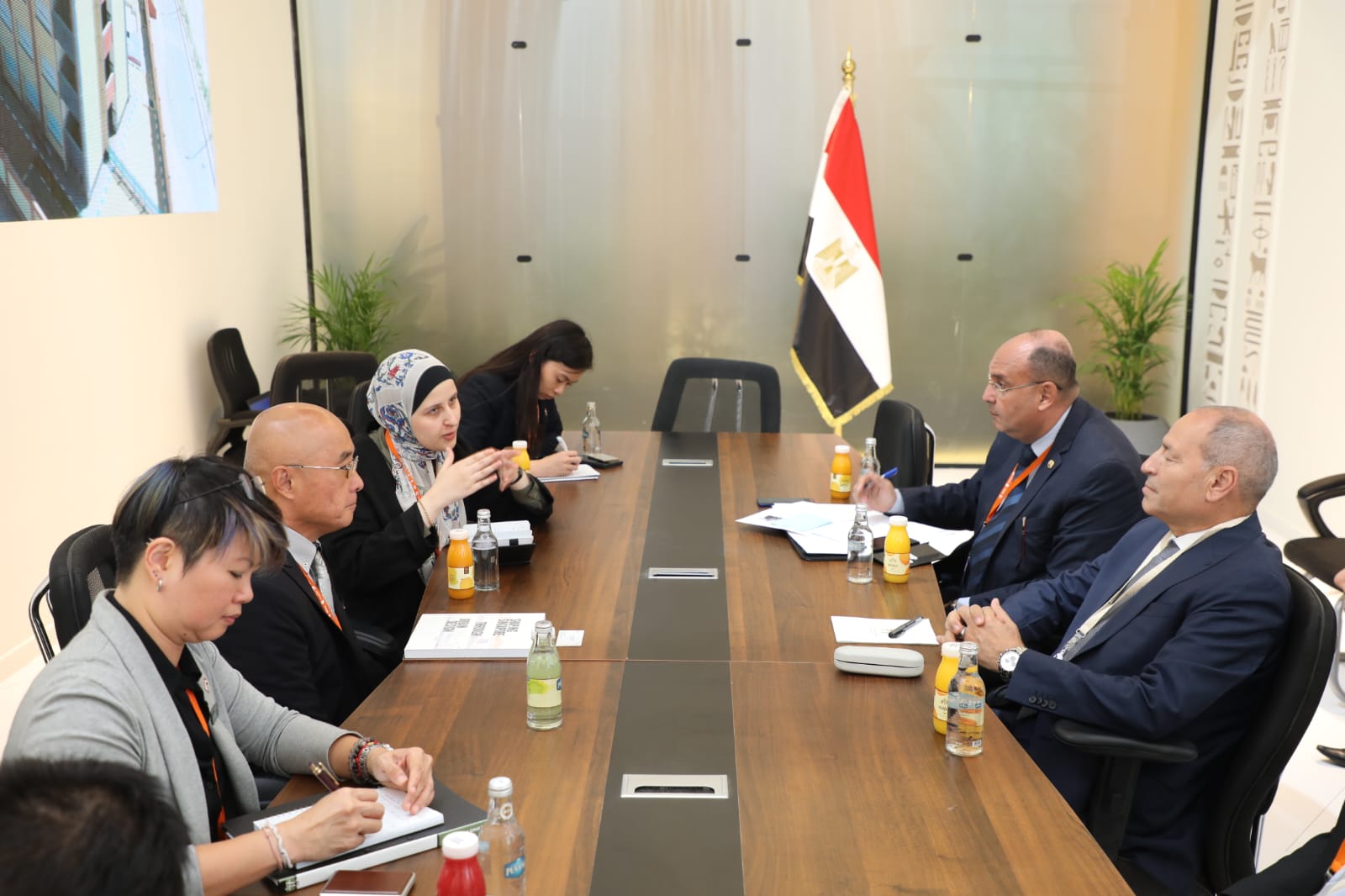  محافظ القاهرة يلتقي نائب المدير التنفيذي لمركز المدن  