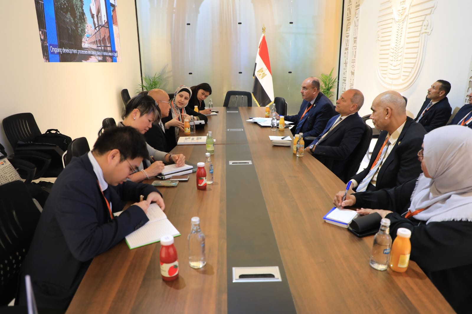  محافظ القاهرة يلتقي نائب المدير التنفيذي لمركز المدن  