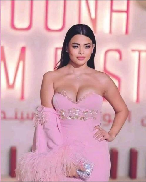 بعد توقف حسابها وتصدرها التريند.. شاهد أجرأ إطلالات أسماء جلال