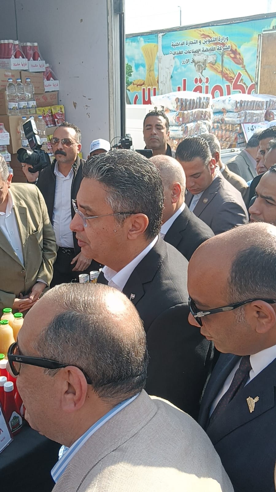 وزير التموين ومحافظ القاهرة يفتتحان ثاني أسواق اليوم الواحد بحلوان 