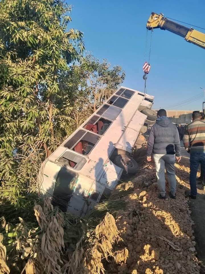 حادث انقلاب أتوبيس موظفين مصنع السكر بجرجا في ترعة بسوهاج  