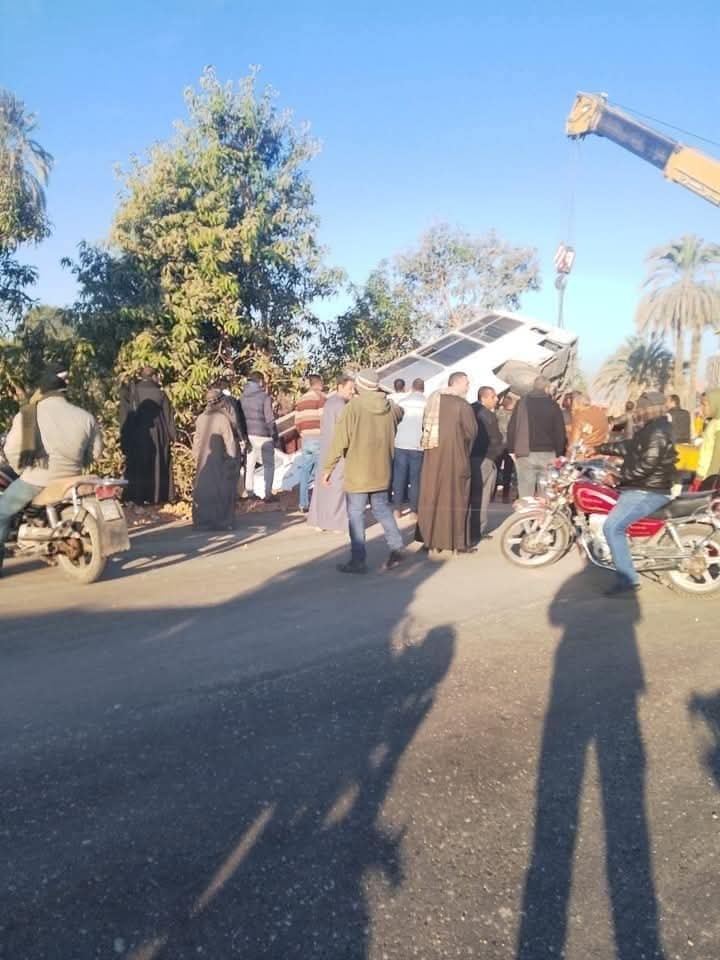 حادث انقلاب أتوبيس موظفين مصنع السكر بجرجا في ترعة بسوهاج  