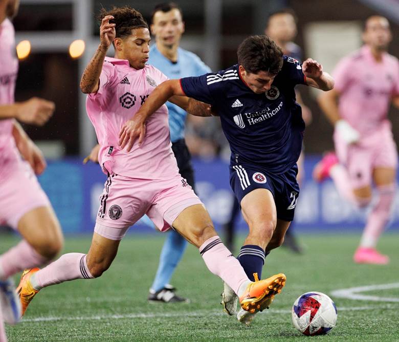 A group of men playing football

AI-generated content may be incorrect.