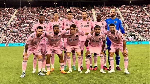 A group of men in pink uniforms

AI-generated content may be incorrect.