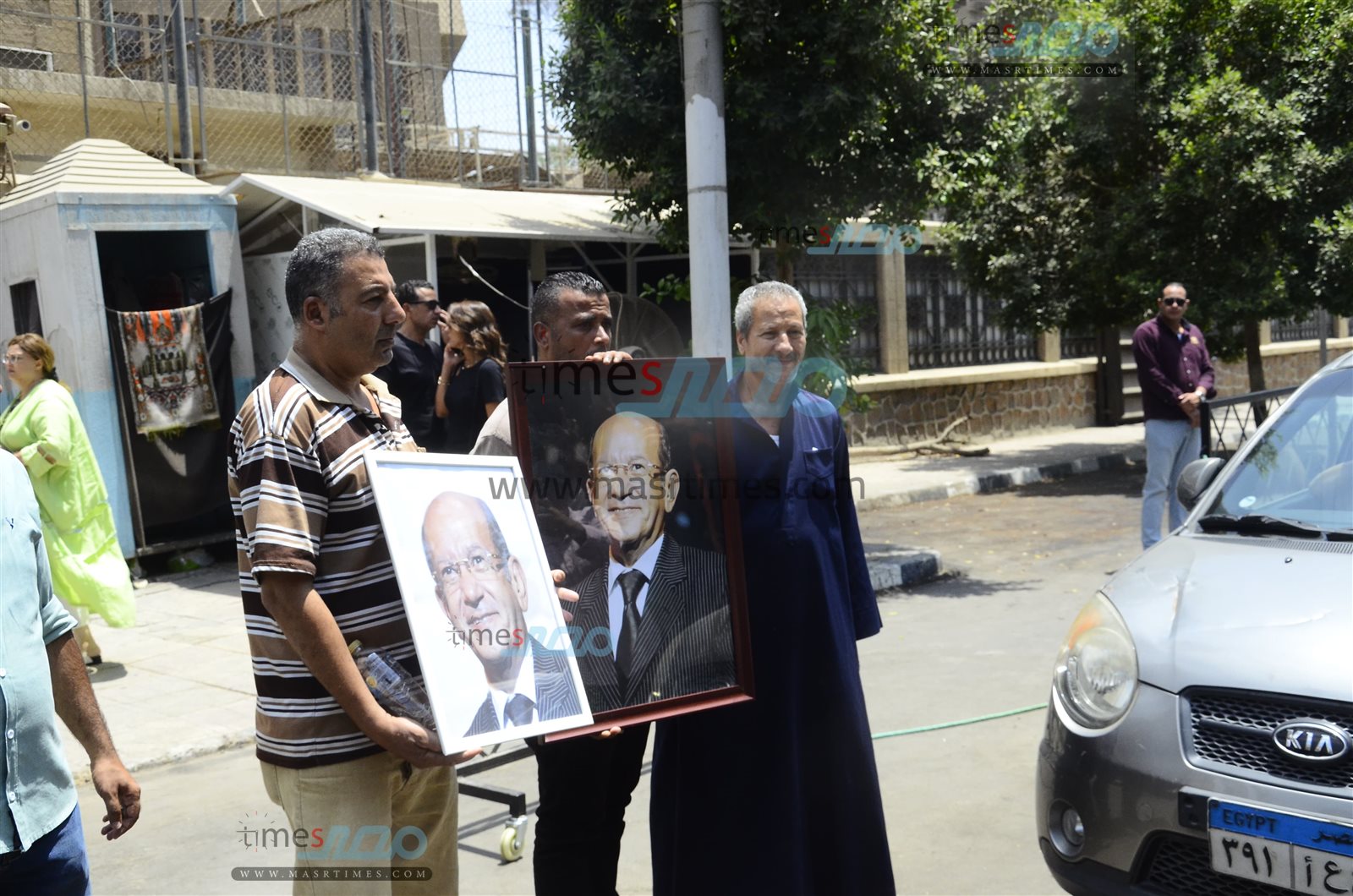 لقطات خاصة لجنازة الفنان لطفي لبيب بكنيسة مارمرقس  