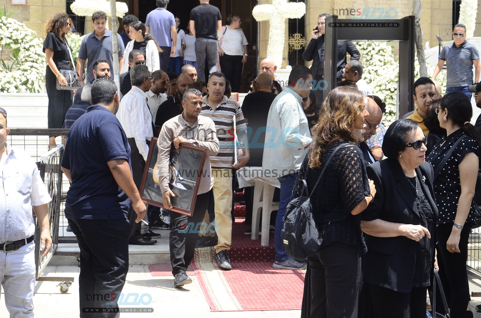 لقطات خاصة لجنازة الفنان لطفي لبيب بكنيسة مارمرقس  