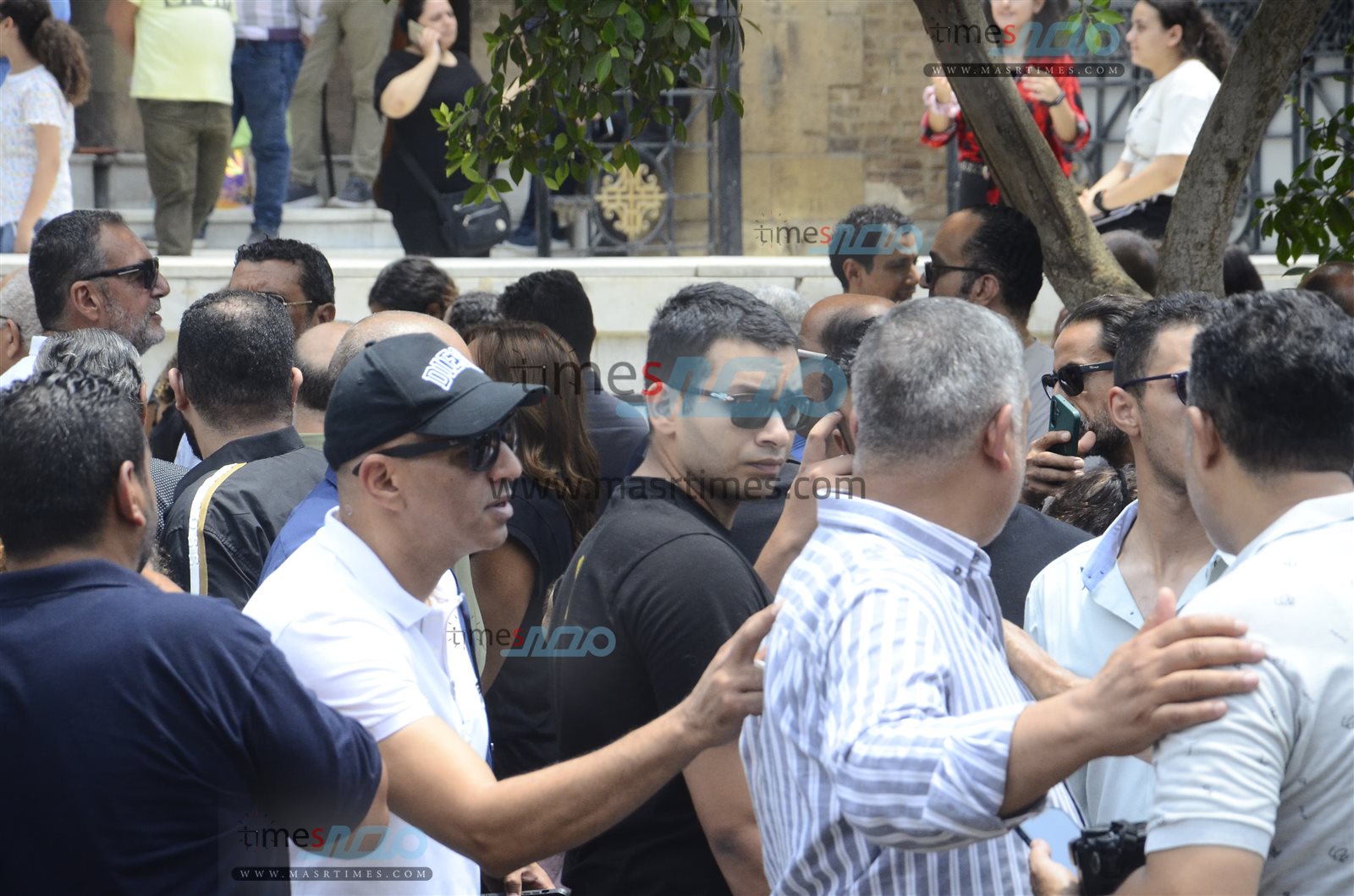 لقطات خاصة لجنازة الفنان لطفي لبيب بكنيسة مارمرقس  