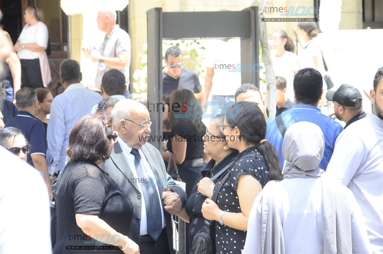 لقطات خاصة لجنازة الفنان لطفي لبيب بكنيسة مارمرقس  