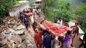 فيضانات باكستان المفاجئة تقتل المئات، والأمطار تعيق إنقاذ محاصرين - BBC News عربي