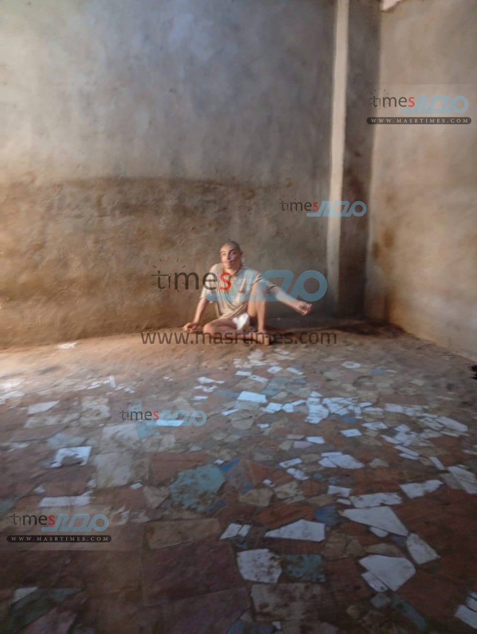 حبسن نجلها داخل عشة فراخ منذ 23 سنة 