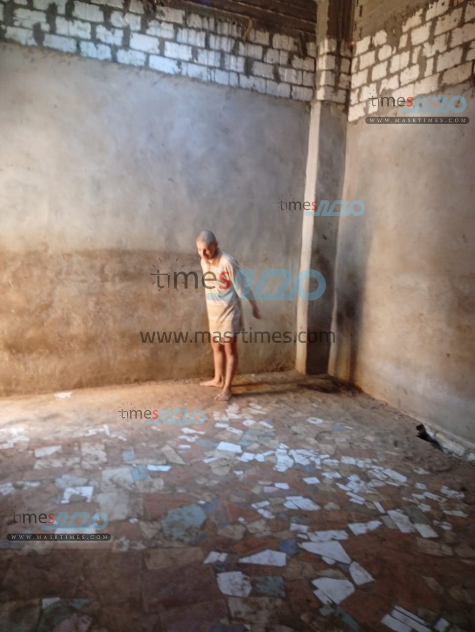 حبسن نجلها داخل عشة فراخ منذ 23 سنة 