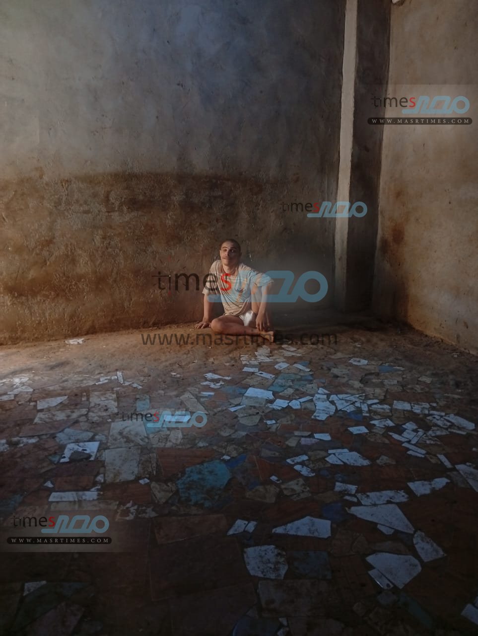 حبسن نجلها داخل عشة فراخ منذ 23 سنة 