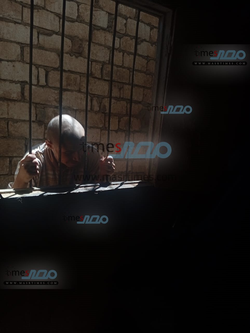 حبسن نجلها داخل عشة فراخ منذ 23 سنة 