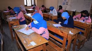 طلاب الثانوية العامة: امتحان الكيمياء بين «الصعب الممتنع» و«المعقول»