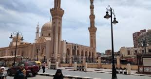 جولة فى محيط مسجد السيد البدوى المنطقة التجارية الأشهر فى الغربية.. محال  بيع الحمص والحلاوة تتصدر المشهد.. إقبال على شراء مستلزمات المنازل والملابس  بأسعار أقل من الأسواق والسبب البيع بسعر الجملة.. فيديو -