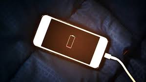 جريدة الموجز | مخاطر شاحن الهاتف الرخيص.. أضرار صحية جسيمة قد تصل إلى الوفاة