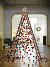 أفكار ديكورات مبتكرة لصنع شجرة الكريسماس بالكتب والشرابات والصور - اليوم  السابع