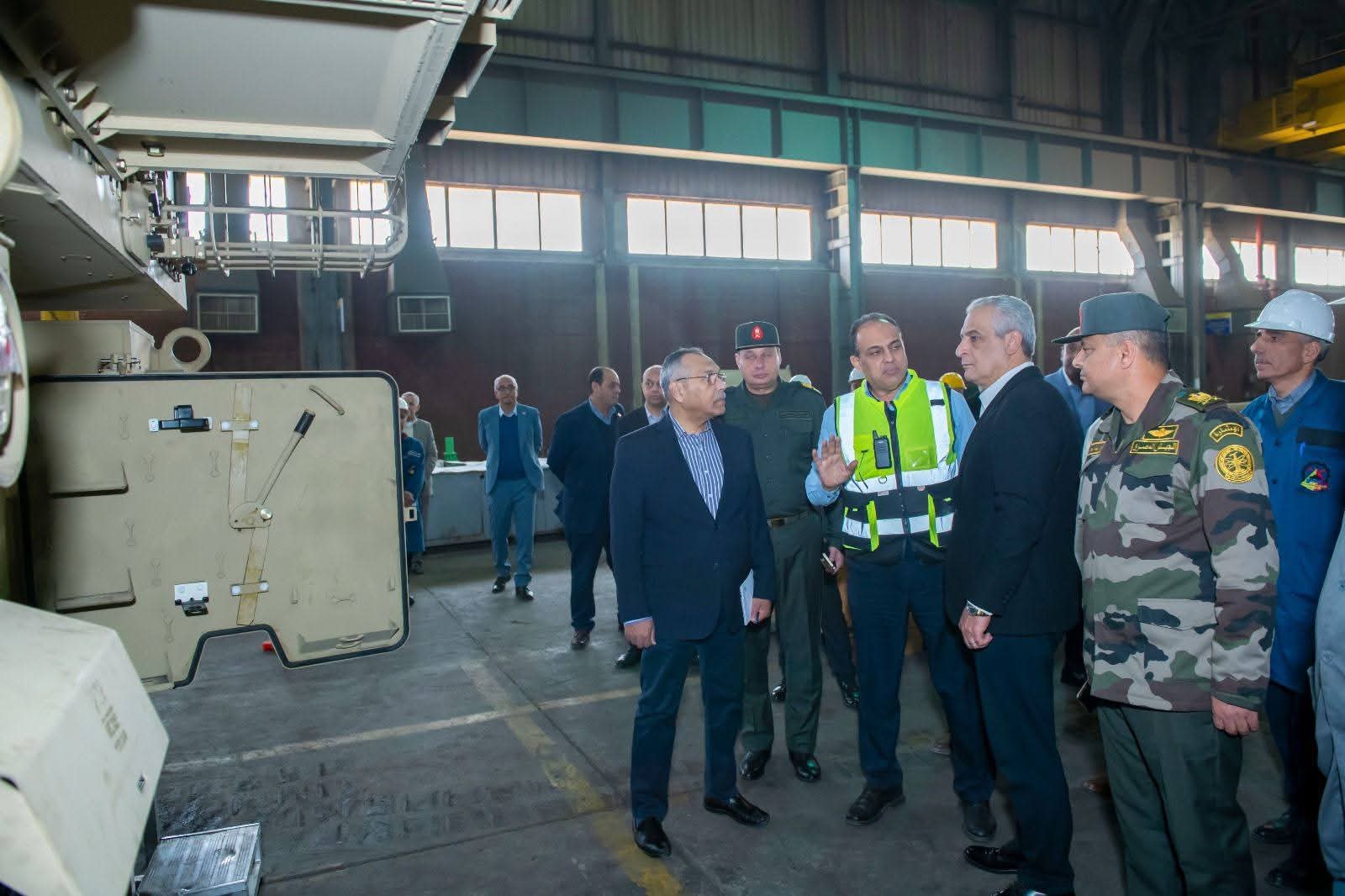 وزير الإنتاج الحربي يتابع سير العملية الإنتاجية بمصنع إنتاج وإصلاح المدرعات وشركة أبو زعبل – مشاهير وزير الإنتاج الحربي يتابع سير العملية الإنتاجية بمصنع إنتاج وإصلاح المدرعات وشركة أبو زعبل – مشاهير