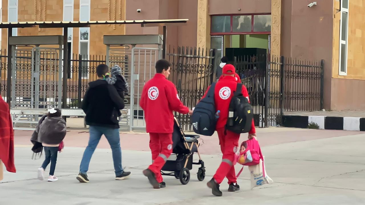 الهلال الأحمر المصري يدفع بـ 5,220 طن مساعدات ويواصل خدماته الإنسانية للدفعة الـ 16 من الفلسطينيين – مشاهير