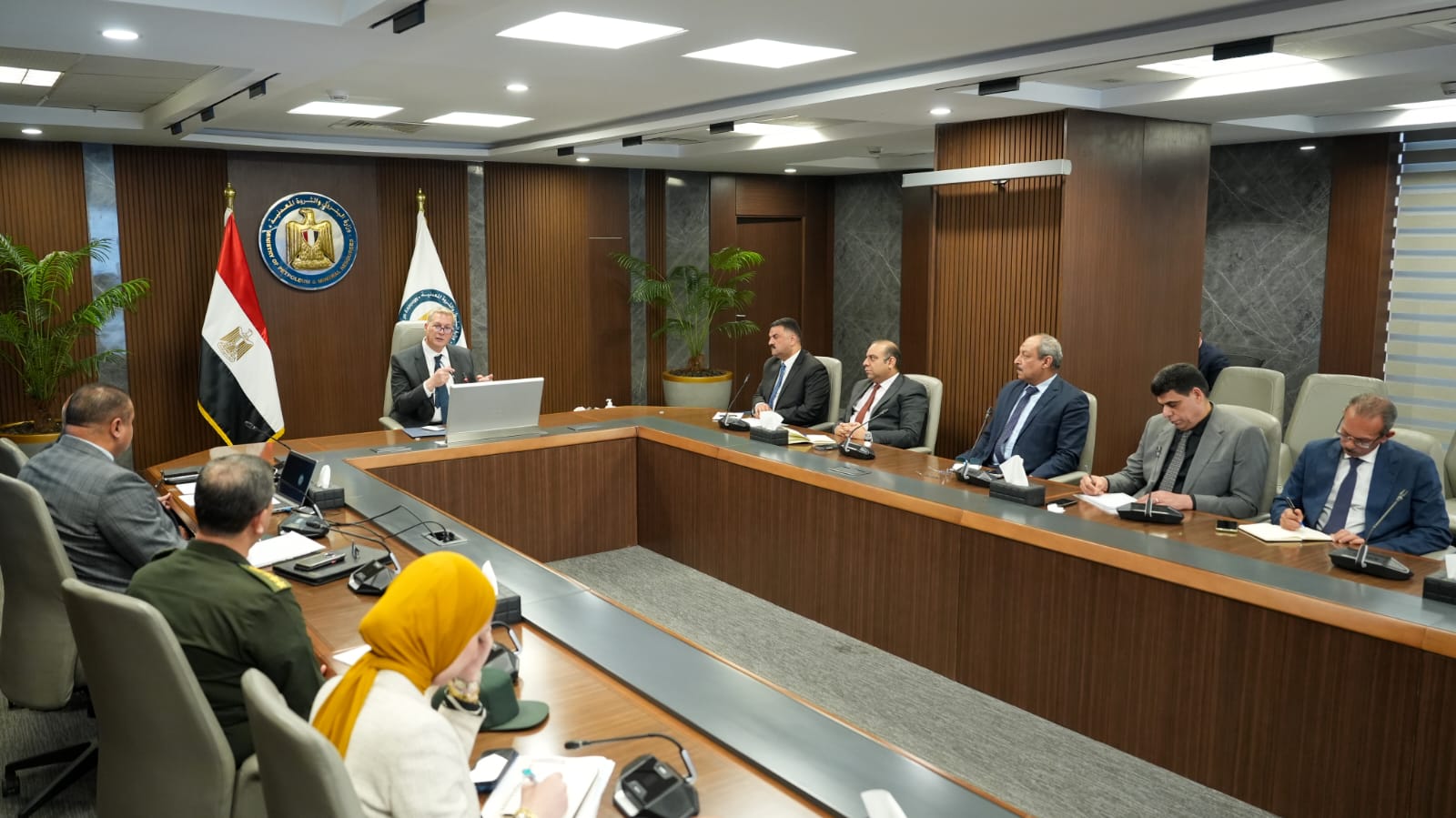 وزير البترول يعقد اجتماعاً مع مجلس إدارة هيئة الثروة المعدنية والصناعات التعدينية – مشاهير وزير البترول يعقد اجتماعاً مع مجلس إدارة هيئة الثروة المعدنية والصناعات التعدينية – مشاهير