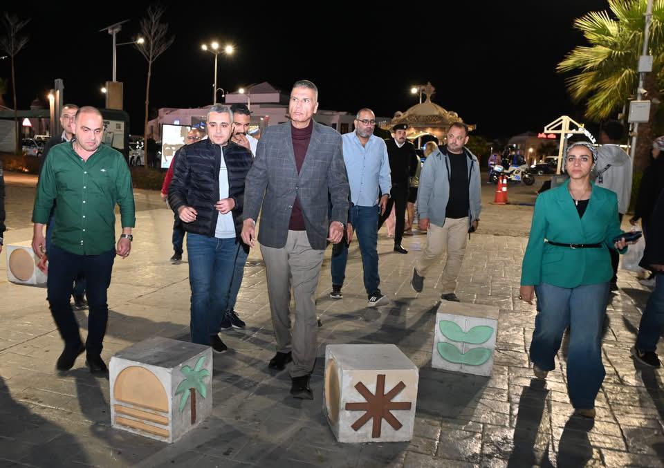 جولة ليلية سيرًا على الأقدام.. محافظ جنوب سيناء يتفقد المشروعات السياحية بخليج نعمة – مشاهير جولة ليلية سيرًا على الأقدام.. محافظ جنوب سيناء يتفقد المشروعات السياحية بخليج نعمة – مشاهير