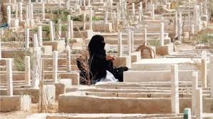 تفسير حلم المشي بين القبور مع أشخاص.. خير أم شر للعزباء والمتزوجة؟