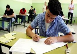 طلاب أولى ثانوي بالبحر الأحمر يمتحنون ورقيا بعد توقف السيستم الإلكتروني -  بوابة الشروق - نسخة الموبايل
