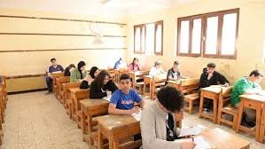 طلاب الشهادة الإعدادية بالإسماعيلية يختتمون امتحانات نهاية العام بمادة العلوم - موقع في الجامعة
