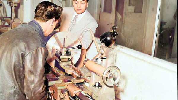 محمد فوزي داخل مصنع