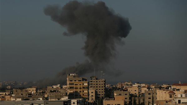 دخان يتصاعد بعد غارات