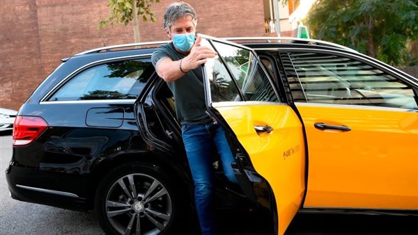 والد ميسي يصل برشلونة