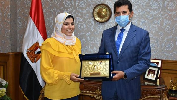 وزير الشباب  يكرم