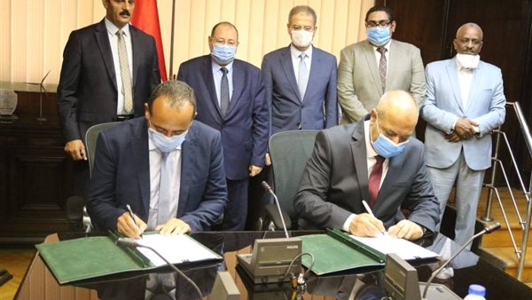 جانب من التوقيع