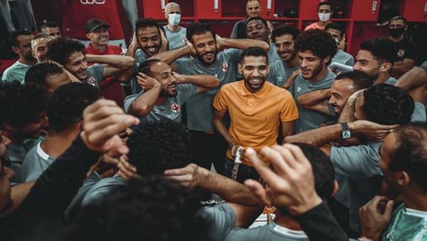 لاعبي الأهلي مع مؤمن