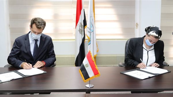 جانب من توقيع البروتوكول