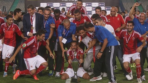 الأهلي يتوج بكأس