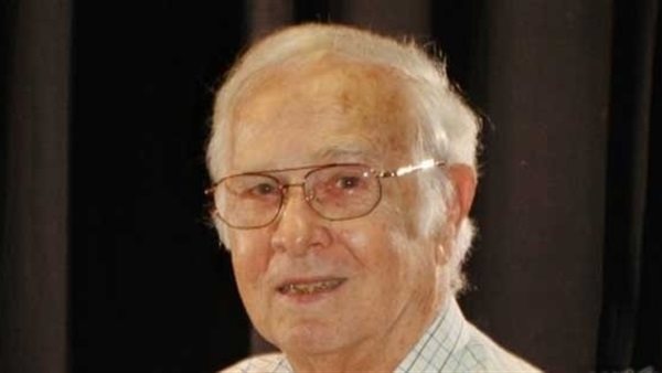 الفنان الراحل محمود