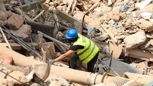 متطوع يقوم بالحفر